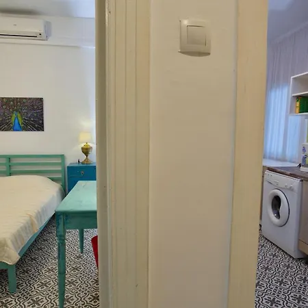 Апартаменты Vintage 1930's Flat In The Center Of